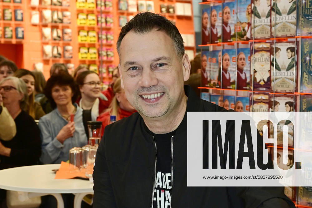 Sebastian Fitzek at a book signing at the Droemer Knaur stand in Hall 2 at the Leipzig Book Fair 2025 at the Leipzig Exhibition Center, 29 03 2025 Foto:xM.xWehnertx xFuturexImagex fitzek_5310