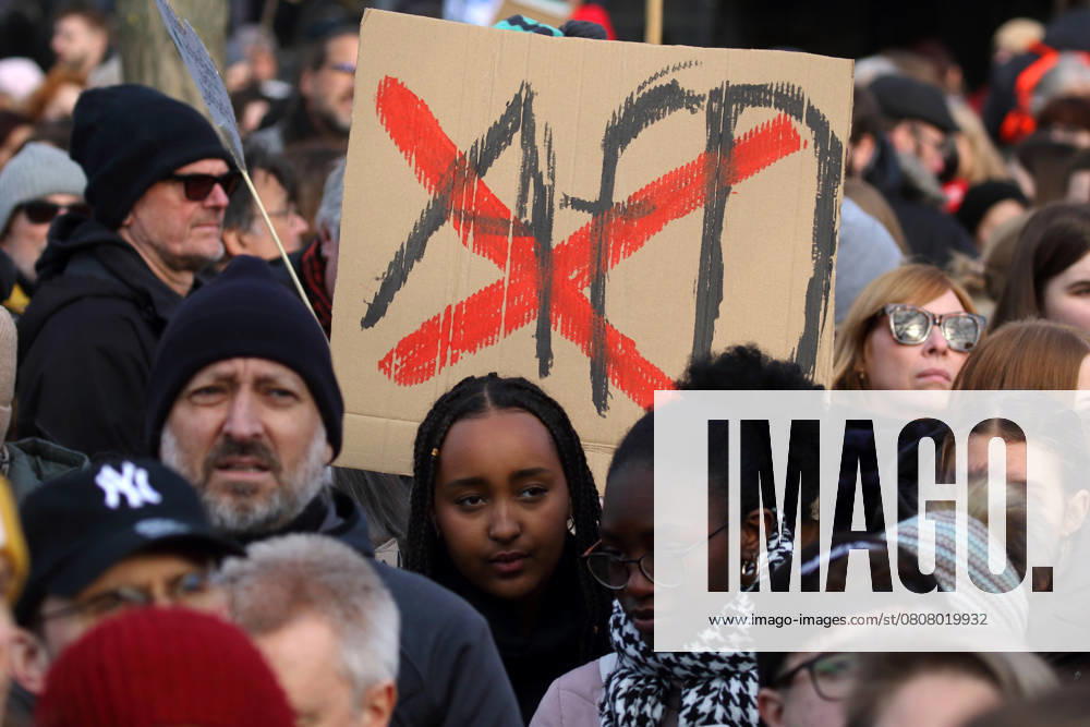 Unter dem Titel Nie wieder ist jetzt - Großdemonstration gegen den Rechtsruck in der Gesellschaft - Demoschild: AfD rot durchgestrichen - Deutschland, GER, DEU, Germany, Gießen, 08.02.2025 - Protestaktion gegen rechte Tendenzen und den gesellschaftlichen Rechtsruck in weiten Teilen der Deutschen Bevölkerung. Ein weiteres aktuelles Thema war die Abstimmung von Union, FDP und AfD im Deutschen Bundestag zur Migrationsdebatte. Die Protestierenden zeigten ihren Unmut gegen den Kanzlerkandidaten der CDU Friedrich Merz auf zahlreichen Demoplakaten. Die Polizei war mit einem Großaufgebot vor Ort und sicherte die Veranstaltung. Dem Aufruf der Veranstalter sind ca. 13.000 Menschen gefolgt, die vom Berliner Platz aus nach einer Auftaktkundgebun