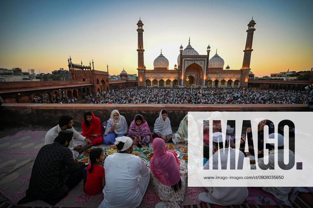KW13 NEW DELHI, INDIA - MARCH 30: Devotees seen a day before EID festival at Jama Masjid, on March 30, 2025 in New Delhi, India. (Photo by Sanchit Khanna Hindustan Times ) Preparations For Eid-ul-Fitr Festival