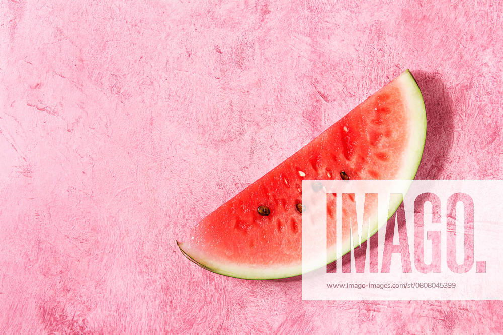 Reife Wassermelone in Scheiben geschnitten Ripe slice of watermelon over pink texture background. Flat lay, space.