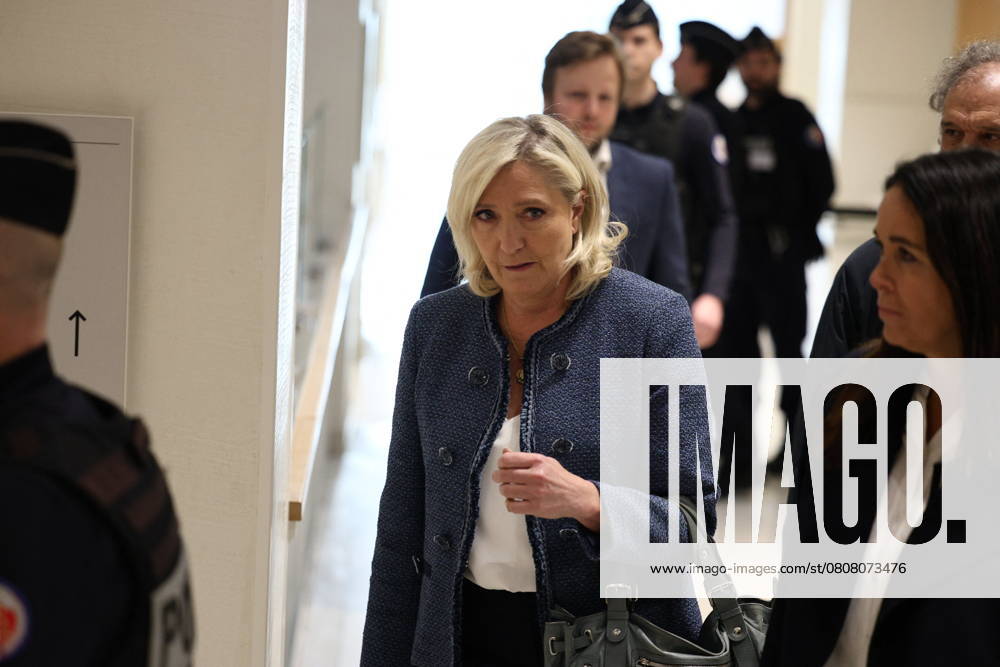 Bilder des Jahres 2025, News 03 März Marine Le Pen and Rn Partys Trial Verdict - Paris President of the parliamentary group of the French far-right Rassemblement National (RN) party, Marine Le Pen and her lawyer Rodolphe Bosselut arrive at the Paris courthouse for her trial verdict on suspicion of embezzlement of European public funds, in Paris, France on March 31, 2025. A French court on March 31 will rule in the trial of far-right leader Marine Le Pen over an alleged fake jobs scam at the EU parliament, a verdict which could ruin her chances of standing in the next presidential elections in two years. Photo by Raphael Lafargue ABACAPRESS.COM Paris Ile-de-France France