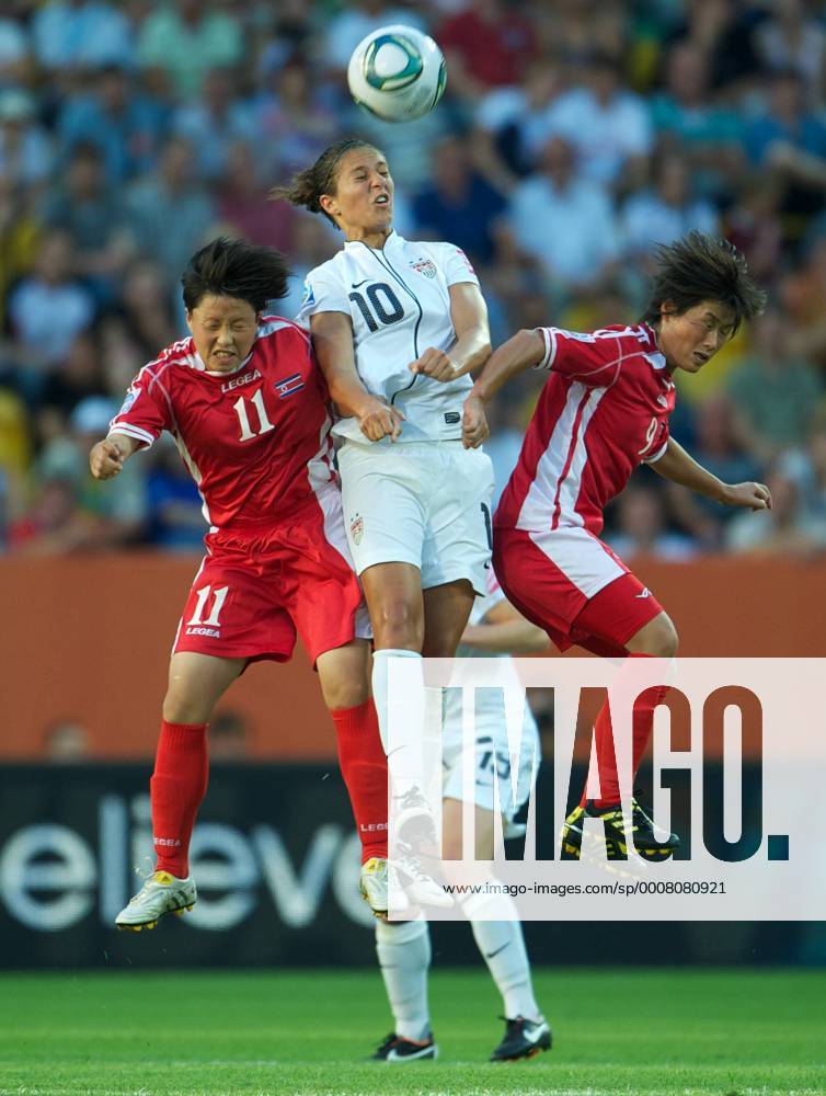 FIFA Fussball WM Frauen Dresden 28.06.2011 USA geg Nordkorea 2:0 vlnr RI Ye Gyong N KOREA Carli LLOYD 10 USA RA Un Sim 9 N KOREA