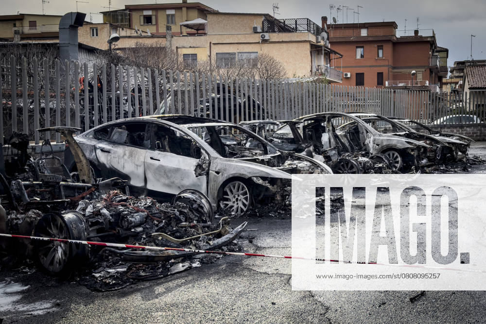 Bilder des Jahres 2025, News 03 März Fire at a Tesla car dealership, 16 cars burned, Rome, Italy 31 March 2025 Fire at a Tesla car dealership, 16 cars burned, Rome, Italy 31 March 2025, Credit:Alessandro Serrano Avalon Italy, Rome