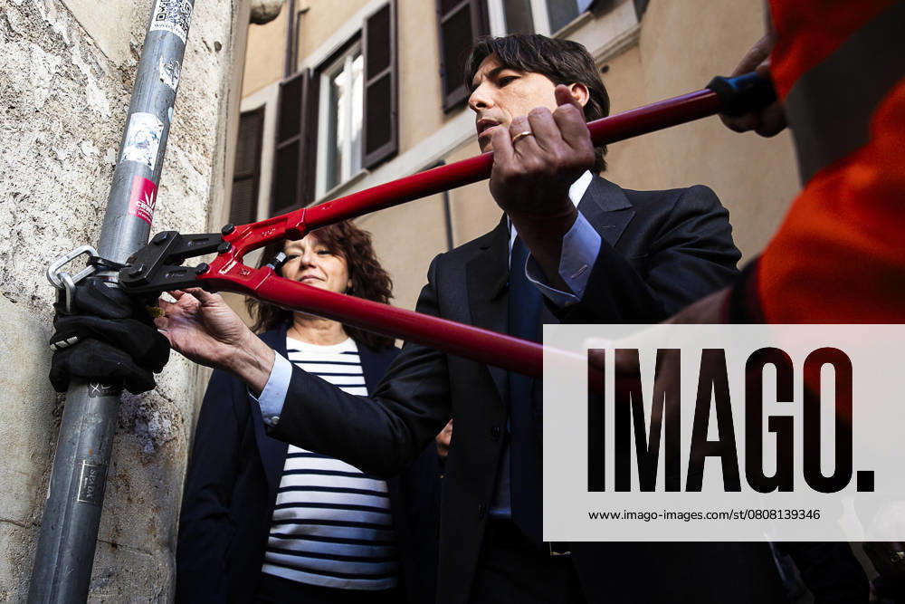Bilder des Jahres 2025, News 03 März March 31, 2025, Roma, ITALIA: The Councilor for Sport, Tourism, Fashion and Major Events of Rome Capital, Alessandro Onorato, with the Deputy Mayor of Barcellona, ??Laia Bonet Rull, during the inspection aimed at removing the keyboxes, the safety deposit boxes for keys of short-term rentals of apartments and bed & breakfasts (B&B), in the Fontana di Trevi area, Italy, Rome, 31 March 2025.ANSA ANGELO CARCONI Roma ITALIA - ZUMAa110 20250331_zaf_a110_007
