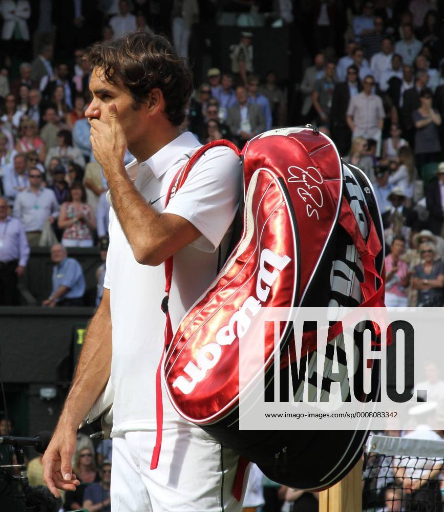 Swiss Roger Federer leaves in defeat on the ninth day of the 125th Wimbledon Championships in Wimbledon, on Wednesday, June 29, 2011. LON2011062903 o0 Abgang