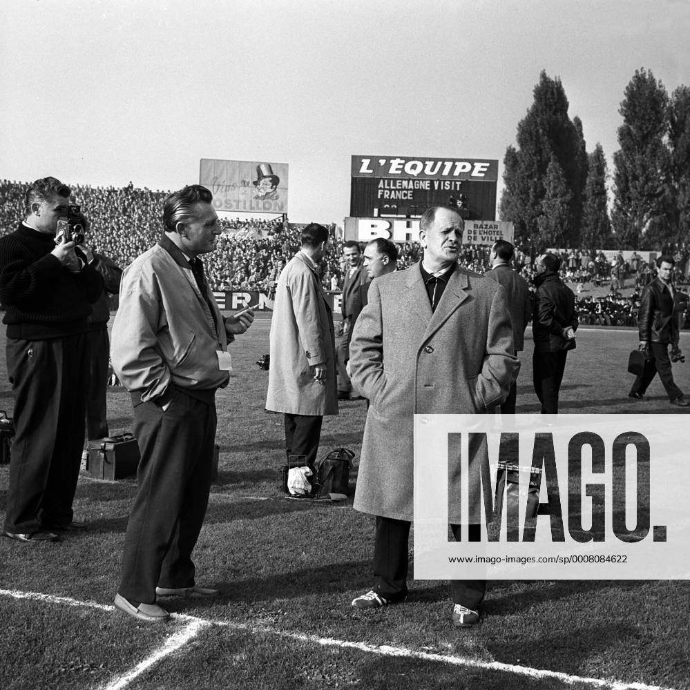 Bundestrainer Sepp Herberger (BR Deutschland, re.) vor der Stadionanzeige mit Werbung für die französische Zeitung L Equipe Anzeigetafel, Anzeige, Tafel, Stadionanzeige Sponsor, Werbepartner, Werbung, Wirtschaft Schriftzug
