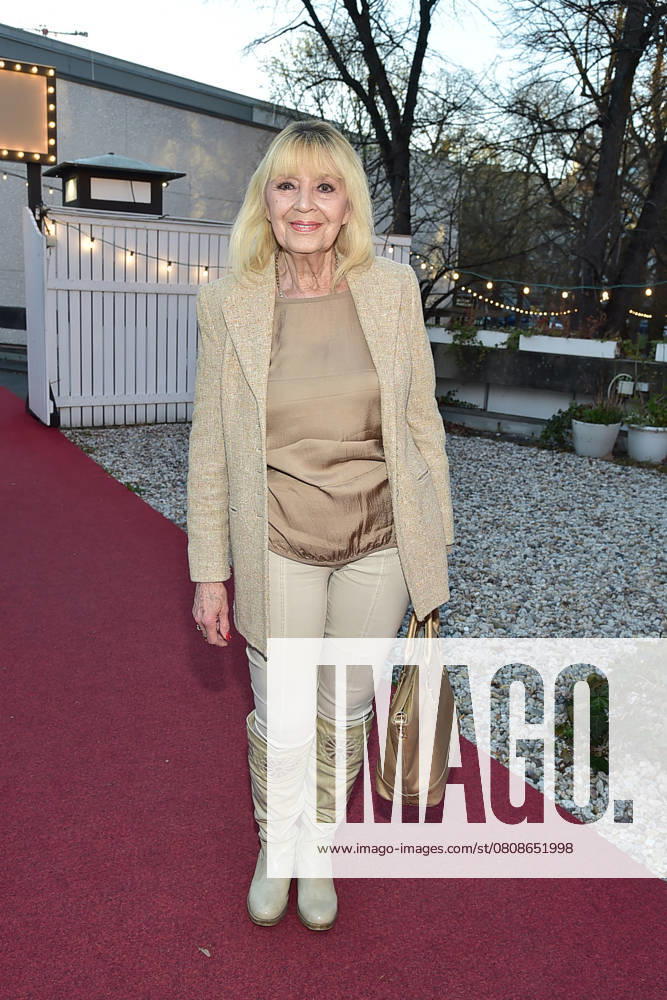 Remiere of Ursli Pfister Peggy March, Mrs. Huggenberger and me Premiere Ursli Pfister, Peggy March, Mrs. Huggenberger and me Cindy Berger Arrival at the premiere of Ursli Pfister Peggy March, Mrs. Huggenberger and me Arrival at the Bar jeder Vernunft in Berlin, on 02 04 2025 Photopress Mueller