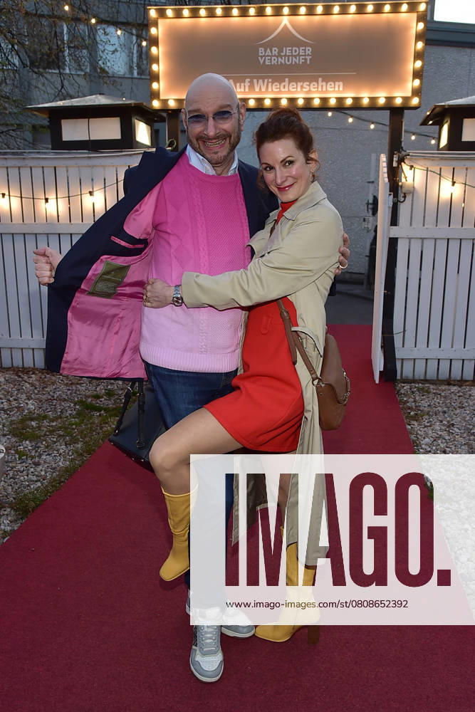 Premiere of Ursli Pfister Peggy March, Mrs. Huggenberger and I Premiere Ursli Pfister Peggy March, Mrs. Huggenberger and I Premiere Ursli Pfister Peggy March, Mrs. Huggenberger and I Premiere Ursli Pfister, Peggy March, Mrs. Huggenberger and I Ralph Sonnenschein, Nadfine Schorie Arrival at the premiere of Ursli Pfister Photopress Mueller