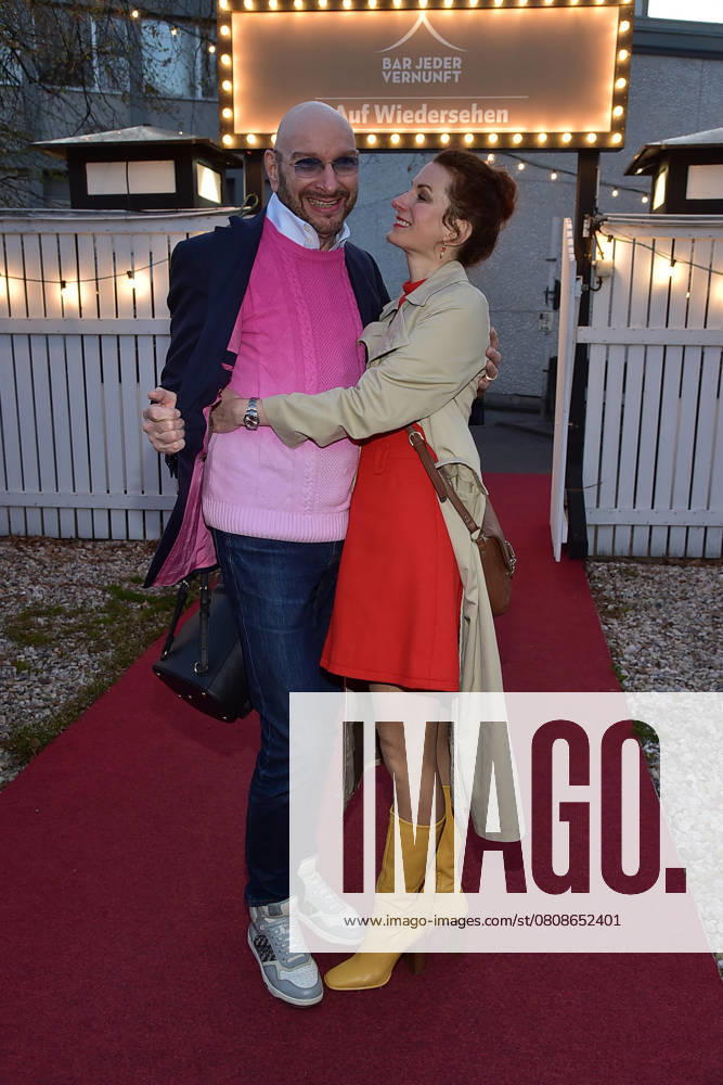 Premiere of Ursli Pfister Peggy March, Mrs. Huggenberger and I Premiere Ursli Pfister Peggy March, Mrs. Huggenberger and I Premiere Ursli Pfister Peggy March, Mrs. Huggenberger and I Premiere Ursli Pfister, Peggy March, Mrs. Huggenberger and I Ralph Sonnenschein, Nadfine Schorie Arrival at the premiere of Ursli Pfister Photopress Mueller