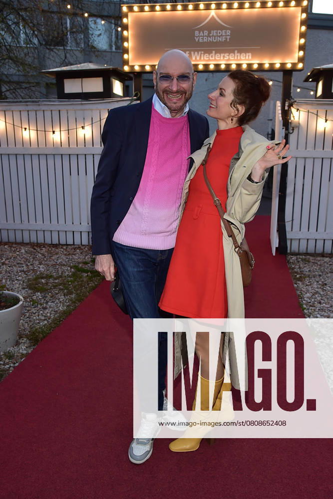 Premiere of Ursli Pfister Peggy March, Mrs. Huggenberger and I Premiere Ursli Pfister Peggy March, Mrs. Huggenberger and I Premiere Ursli Pfister Peggy March, Mrs. Huggenberger and I Premiere Ursli Pfister, Peggy March, Mrs. Huggenberger and I Ralph Sonnenschein, Nadfine Schorie Arrival at the premiere of Ursli Pfister Photopress Mueller