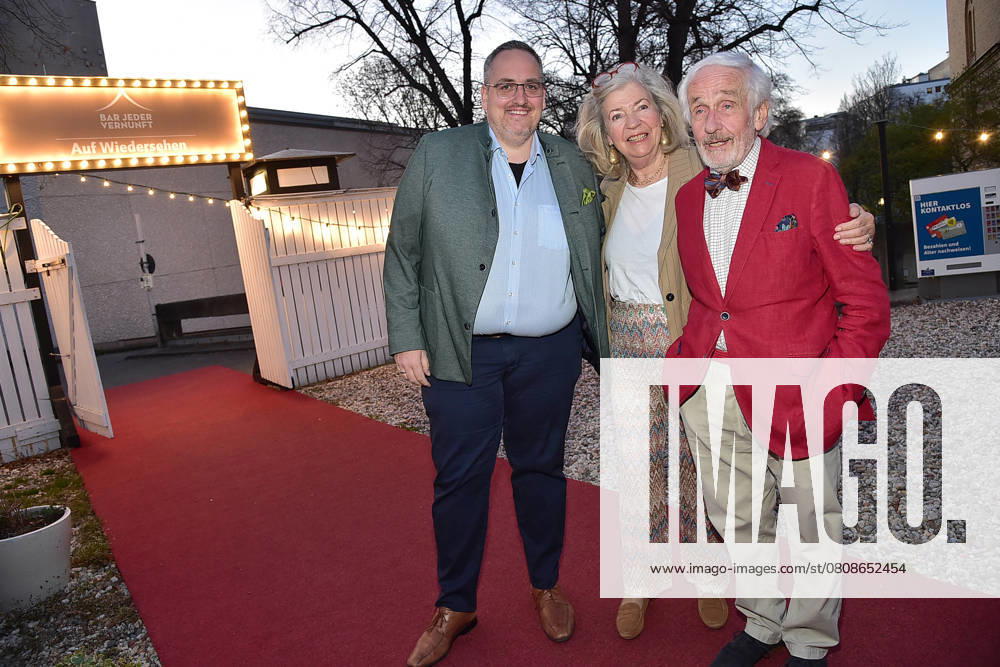 Ursli Pfister Peggy March, Mrs. Huggenberger and I Premiere Ursli Pfister Peggy March, Mrs. Huggenberger and I Premiere Ursli Pfister Peggy March, Mrs. Huggenberger and I Premiere Ursli Pfister, Peggy March, Mrs. Huggenberger and I Peter Raue With wife Andrea Gräfin Bernstorff and son Adrian Raue A Photopress Mueller