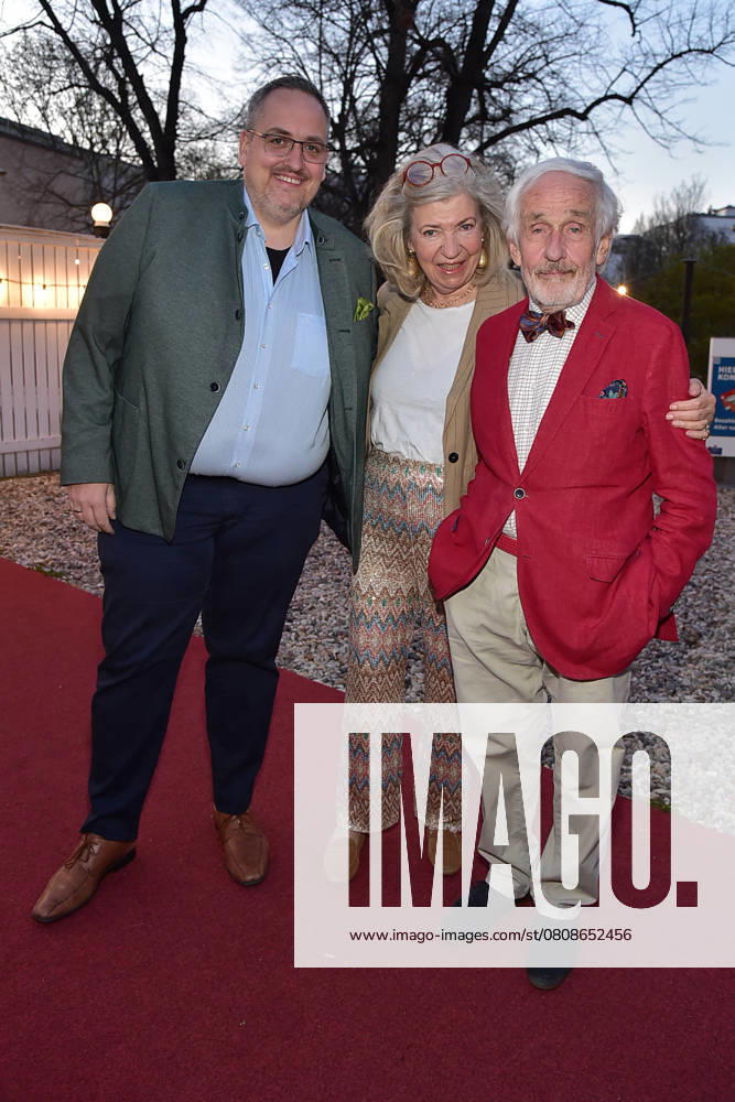 Ursli Pfister Peggy March, Mrs. Huggenberger and I Premiere Ursli Pfister Peggy March, Mrs. Huggenberger and I Premiere Ursli Pfister Peggy March, Mrs. Huggenberger and I Premiere Ursli Pfister, Peggy March, Mrs. Huggenberger and I Peter Raue With wife Andrea Gräfin Bernstorff and son Adrian Raue A Photopress Mueller