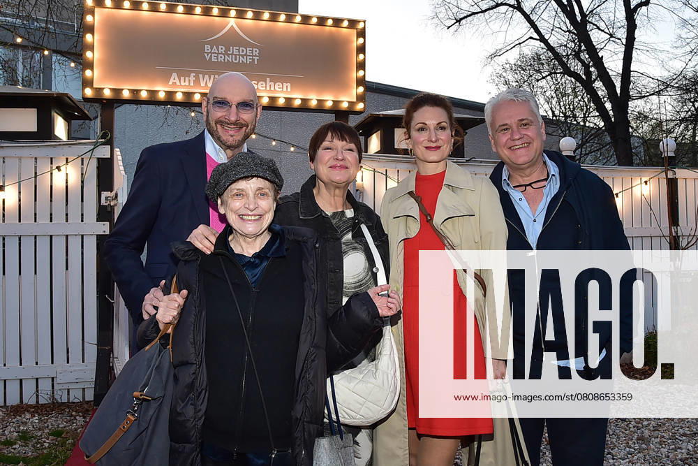 Premiere of Ursli Pfister Peggy March, Mrs. Huggenberger and I Premiere Ursli Pfister, Peggy March, Mrs. Huggenberger and I Ralph Morgenstern, Katharina Thalbach, Andreja Schneider¨Nadine Schori, Martin Woelffer¨Arrival at the premiere of Ursli Pfi Photopress Mueller