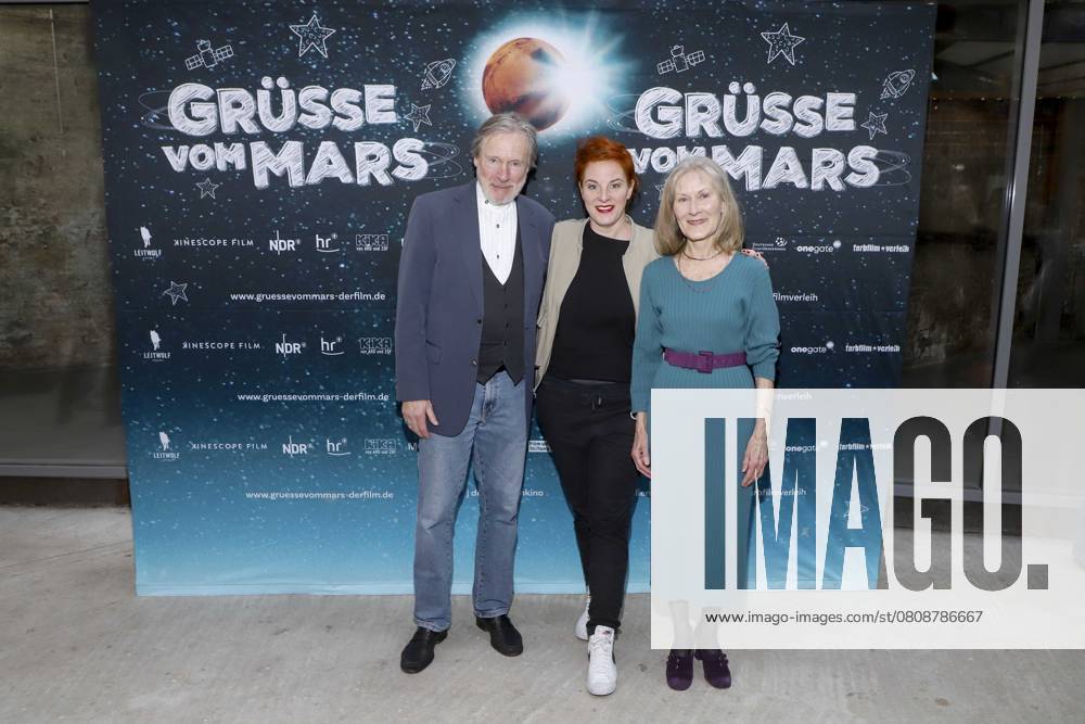 Michael Wittenborn, Sarah Winkenstette, Heidi Kriegeskotte actor director guest on the red carpet at the movie premiere Gruesse vom Mars at Zeise Kinos on April 02, 2025 in Hamburg Hamburg Germany