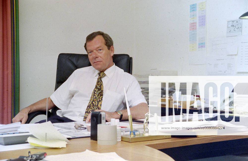 DEU Germany Berlin 00 03 1995 the First Director the Hotel Estrel Berlin Henk r Oosterhuis to his Desk in Hotel Estrel it is with 1125 rooms the largest Hotel Germany â