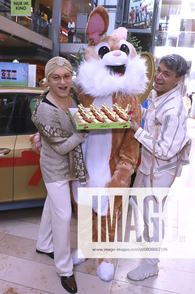 Julian F M Stoeckel with partner Marcel Damaschke at the charity sale of 15,000 Lindt Easter bunnies in aid of the Budnian Foundation in the Europa Passage Hamburg, 03 04 2025 Foto:xFuturexImagex osterhasen_charity_5404