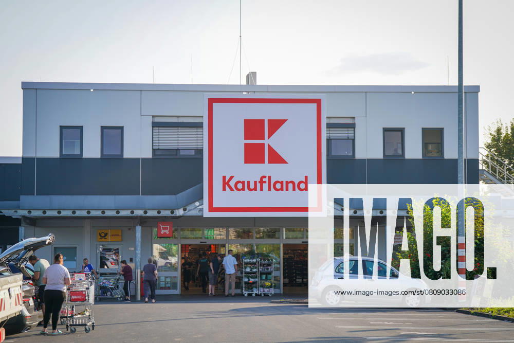 Kaufland entrance in summer weather Germany, Europe, retail, supermarket, Kaufland, customers shopping, shopping carts, parking lot, consumer behavior, DHL store, Schwarz Group, grocery store, everyday life, economy