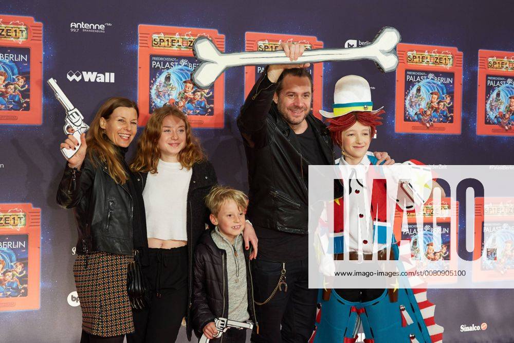 Sascha Vollmer with Girlfriend Jenny and Children John and Manisha World premiere Germany greatest Children show Game with the Time in Frederick city Palace Berlin at 19 11 2017 World premiere Game with the Time