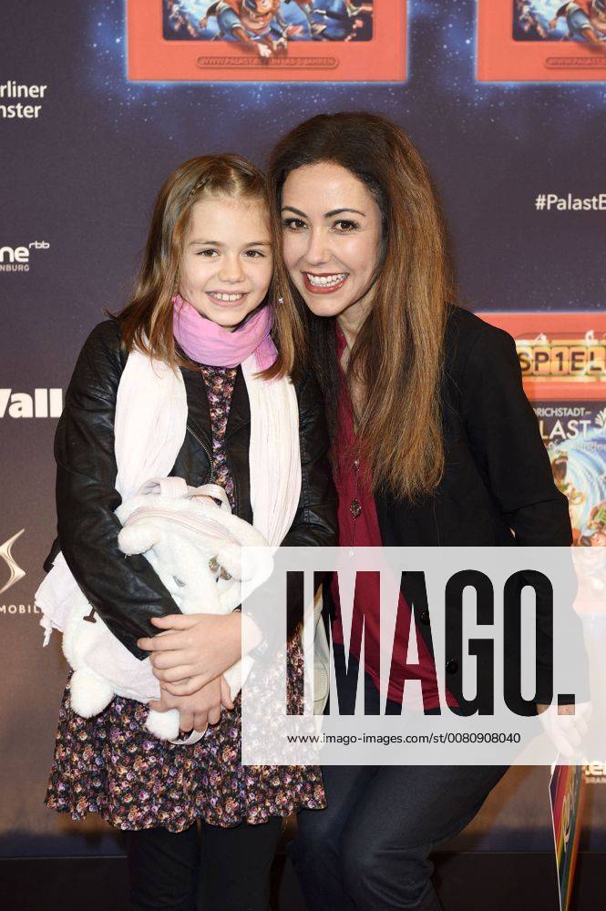 Anastasia Zampounidis with Niece Tessa at the Premiere the Children show Game with the Time in Frederick city Palace Berlin 19 11 2017 Foto:xF.xFuturexImage