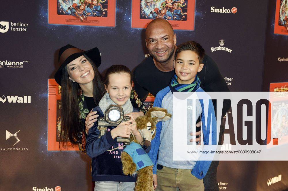Kate Hall and Husband Detlef Soost with Children Ayana Haley Hall Soost and Carlos Detlef at the Premiere the Children show Game with the Time in Frederick city Palace Berlin 19 11 2017 Foto:xF.xFuturexImage