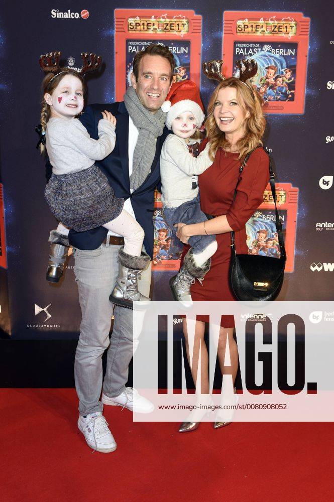 Peter Imhof with Wife Eva Imhof and the Children Lilly and Luisa at the Premiere the Children show Game with the Time in Frederick city Palace Berlin 19 11 2017 Foto:xF.xFuturexImage
