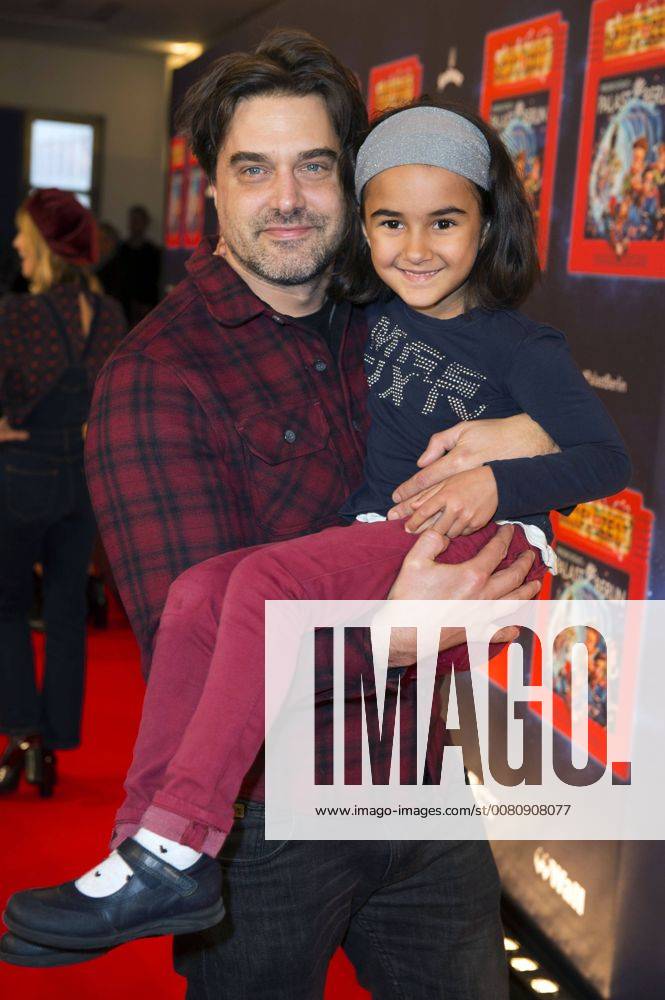 Raphael Vogt with Godchild Kaya at the Premiere the Children show Game with the Time in Frederick city Palace Berlin 19 11 2017 Foto:xF.xFuturexImage