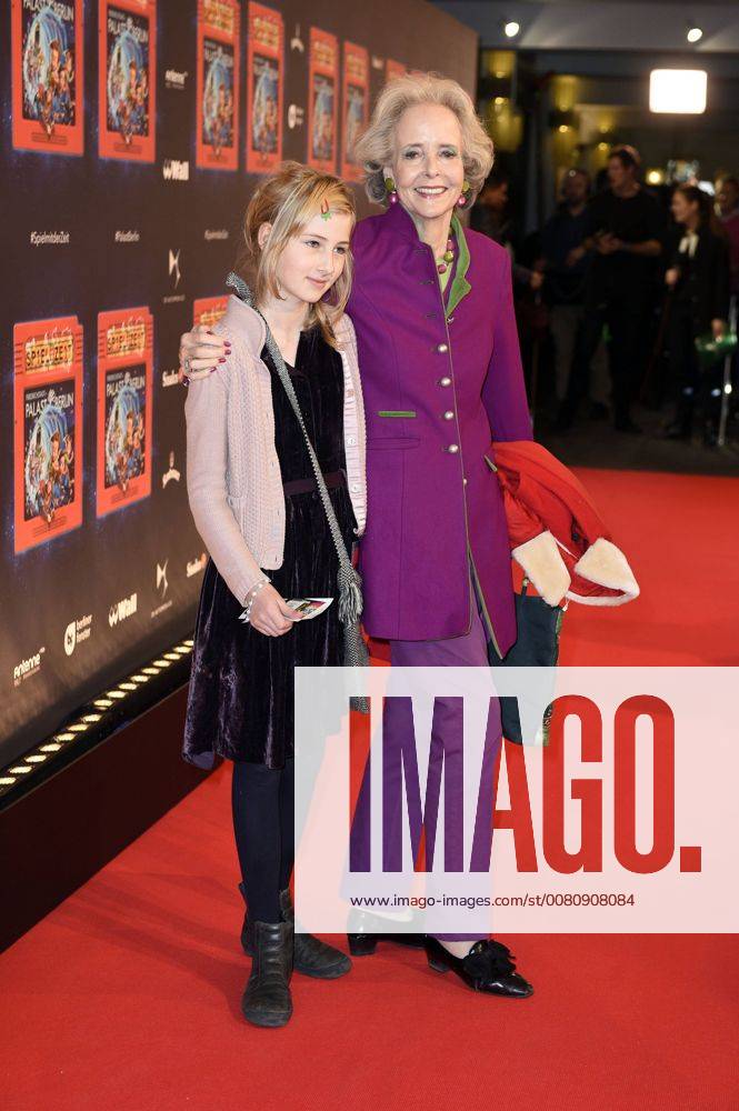 Isa Countess from Hardenberg with Granddaughter Lara at the Premiere the Children show Game with the Time in Frederick city Palace Berlin 19 11 2017 Foto:xF.xFuturexImage