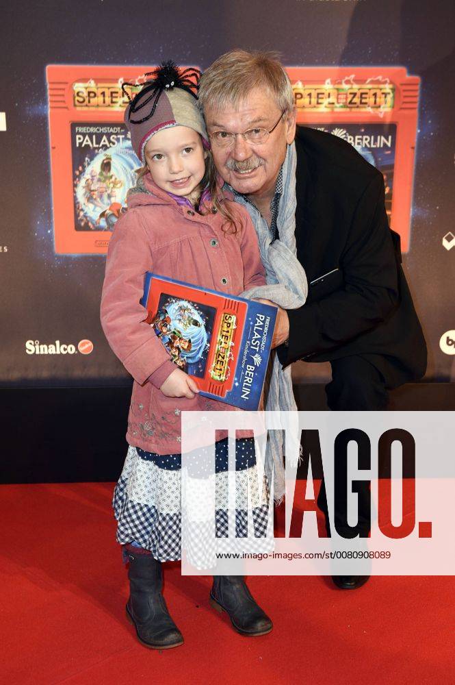 Wolfgang Winkler with Granddaughter LeAndra at the Premiere the Children show Game with the Time in Frederick city Palace Berlin 19 11 2017 Foto:xF.xFuturexImage