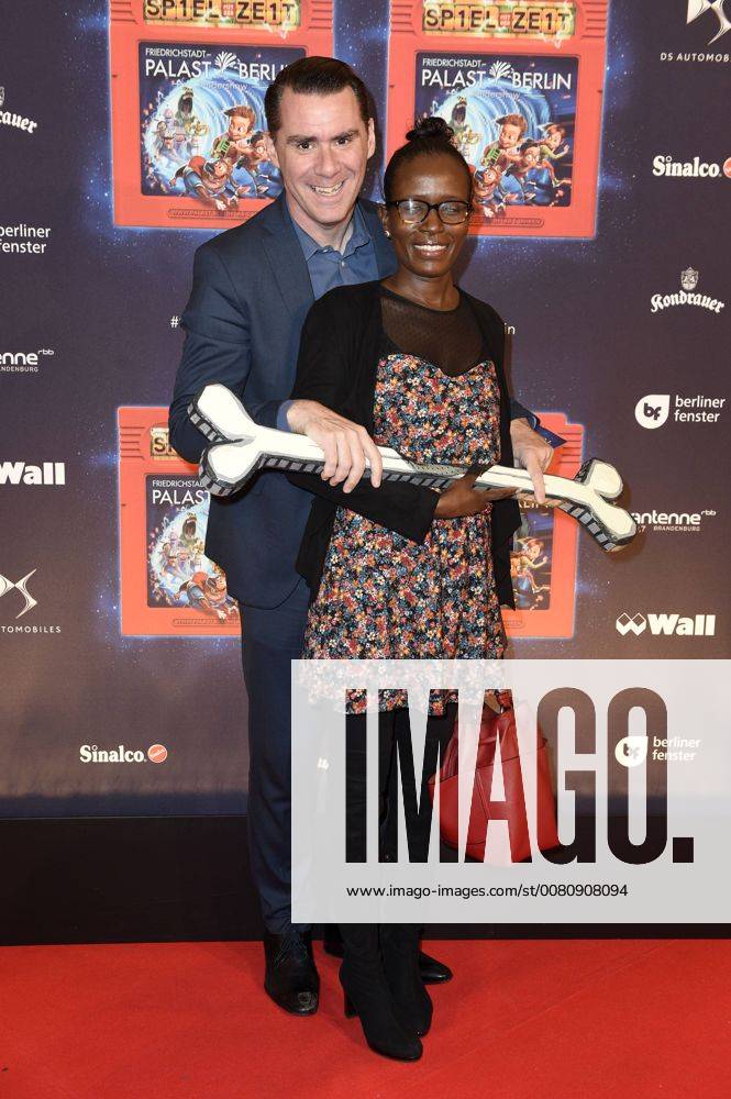 Andrej Hermlin with Wife Joyce at the Premiere the Children show Game with the Time in Frederick city Palace Berlin 19 11 2017 Foto:xF.xFuturexImage