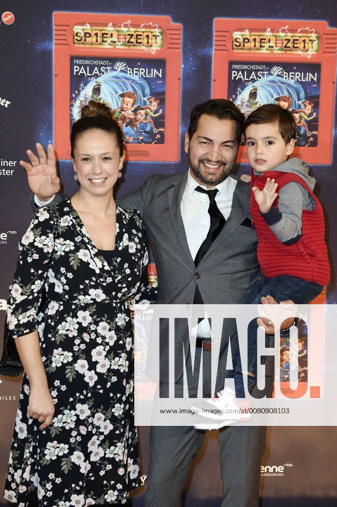 Bülent Sharif with Wife Emy and Son Khan at the Premiere the Children show Game with the Time in Frederick city Palace Berlin 19 11 2017 Foto:xF.xFuturexImage