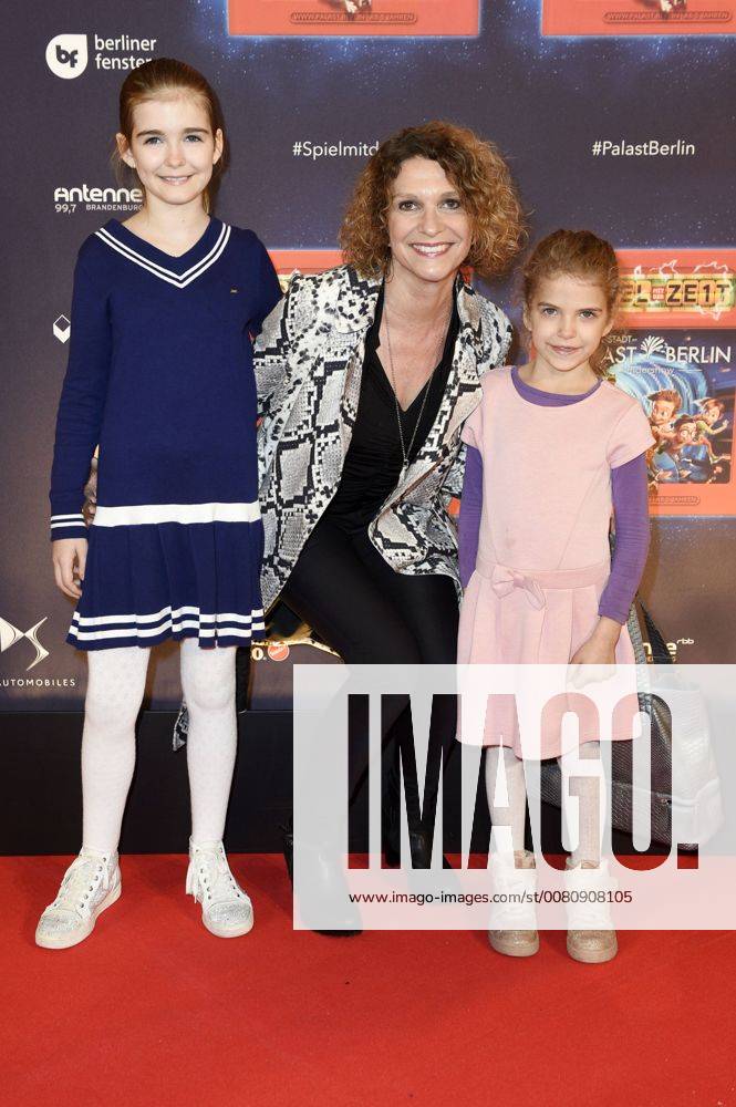 Heike Dumpling with the Children Marla and Olivia at the Premiere the Children show Game with the Time in Frederick city Palace Berlin 19 11 2017 Foto:xF.xFuturexImage