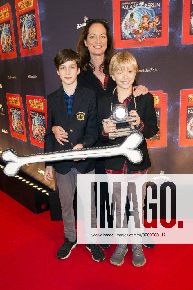 Natalia Wörner with Son Jacob Lee Seeliger and his Friend Oskar at the Premiere the Children show Game with the Time in Frederick city Palace Berlin 19 11 2017 Foto:xF.xFuturexImage