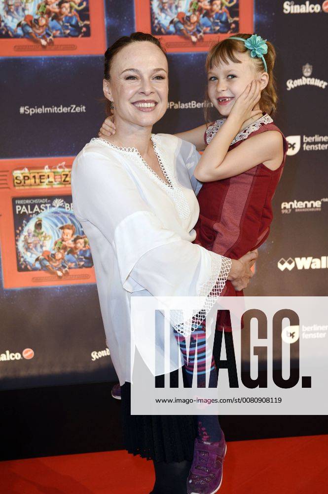 Tami Stronach with Daughter Maya at the Premiere the Children show Game with the Time in Frederick city Palace Berlin 19 11 2017 Foto:xF.xFuturexImage