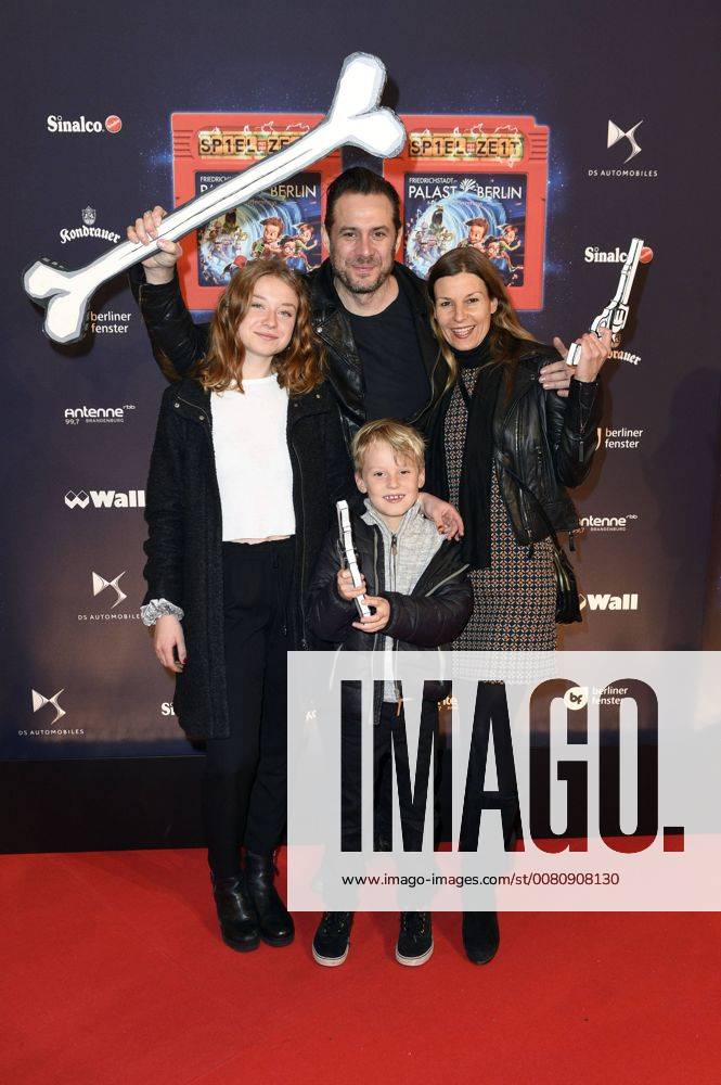 Sascha Vollmer The BossHoss with Girlfriend Jenny and Children Manisha and John at the Premiere the Children show Game with the Time in Frederick city Palace Berlin 19 11 2017 Foto:xF.xFuturexImage