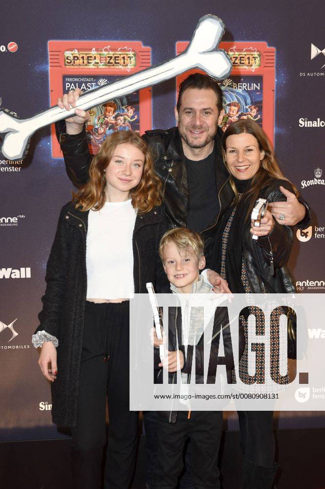 Sascha Vollmer The BossHoss with Girlfriend Jenny and Children Manisha and John at the Premiere the Children show Game with the Time in Frederick city Palace Berlin 19 11 2017 Foto:xF.xFuturexImage