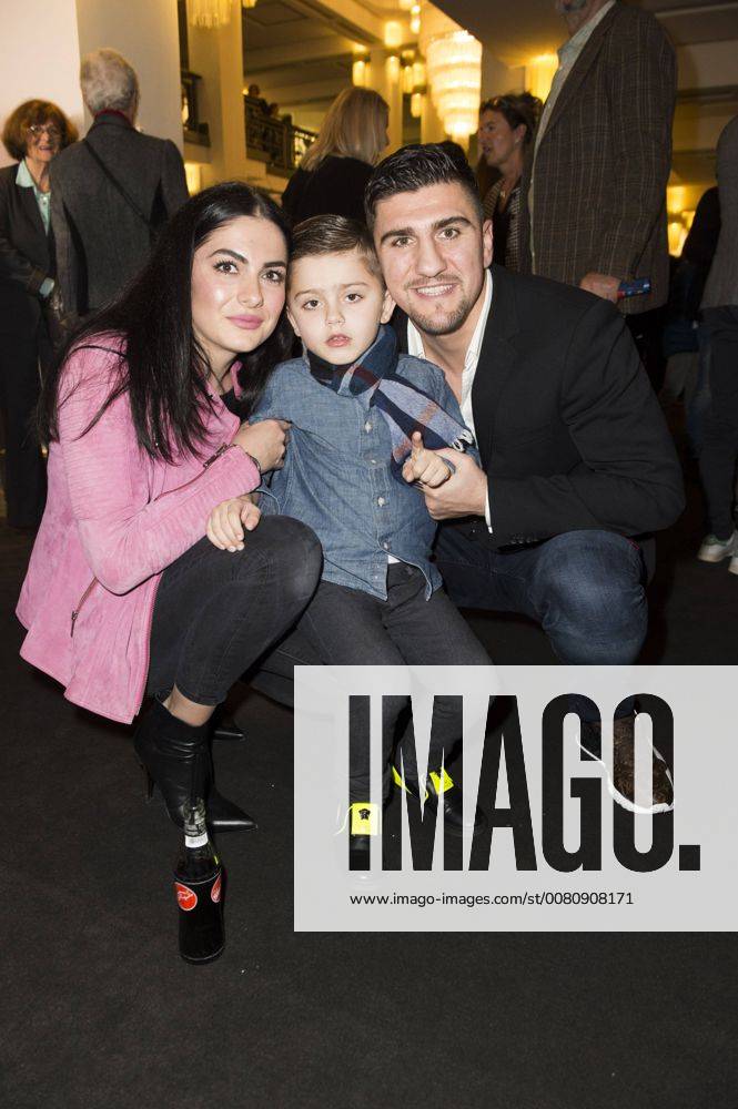 Marco Huck with Wife Amina and Son Kerim at the Premiere the Children show Game with the Time in Frederick city Palace Berlin 19 11 2017 Foto:xF.xFuturexImage
