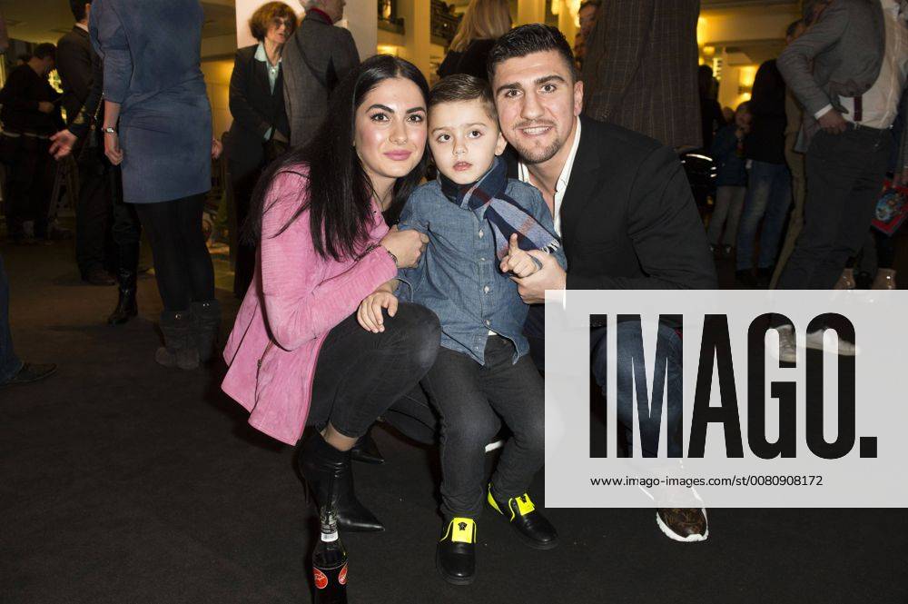 Marco Huck with Wife Amina and Son Kerim at the Premiere the Children show Game with the Time in Frederick city Palace Berlin 19 11 2017 Foto:xF.xFuturexImage