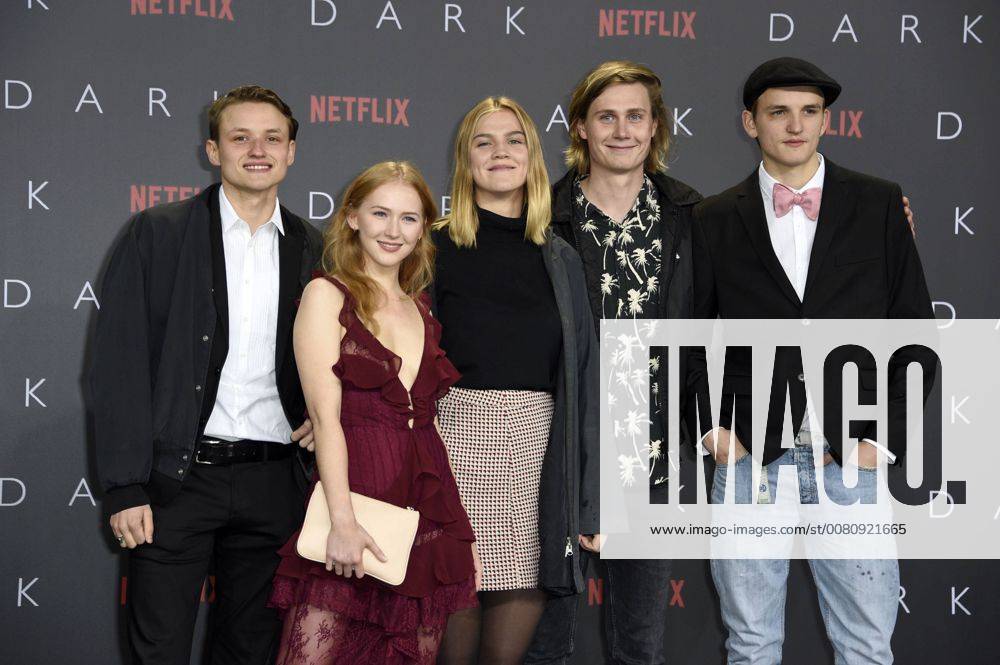 Paul LUX Gina Alice Stiebitz Nele Trebs Moritz Jahn and Ludger Boekelmann at the Premiere the NETFLIX Series Dark in Cinema in Zoo Palace Berlin 20 11 2017 Foto:xF.xFuturexImage