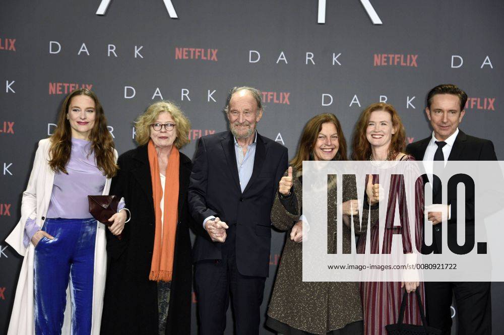 Anne Rat Polle Lisa Cruiser Michael Mendl Angela Winkler Julika Jenkins and Arnd Klawitter at the Premiere the NETFLIX Series Dark in Cinema in Zoo Palace Berlin 20 11 2017 Foto:xF.xFuturexImage