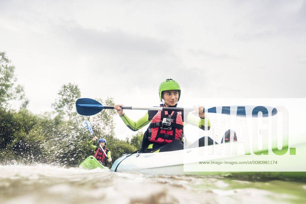 Germany, Bavaria, Allgaeu, couple kayaking on river Iller model released Symbolfoto PNPF00063