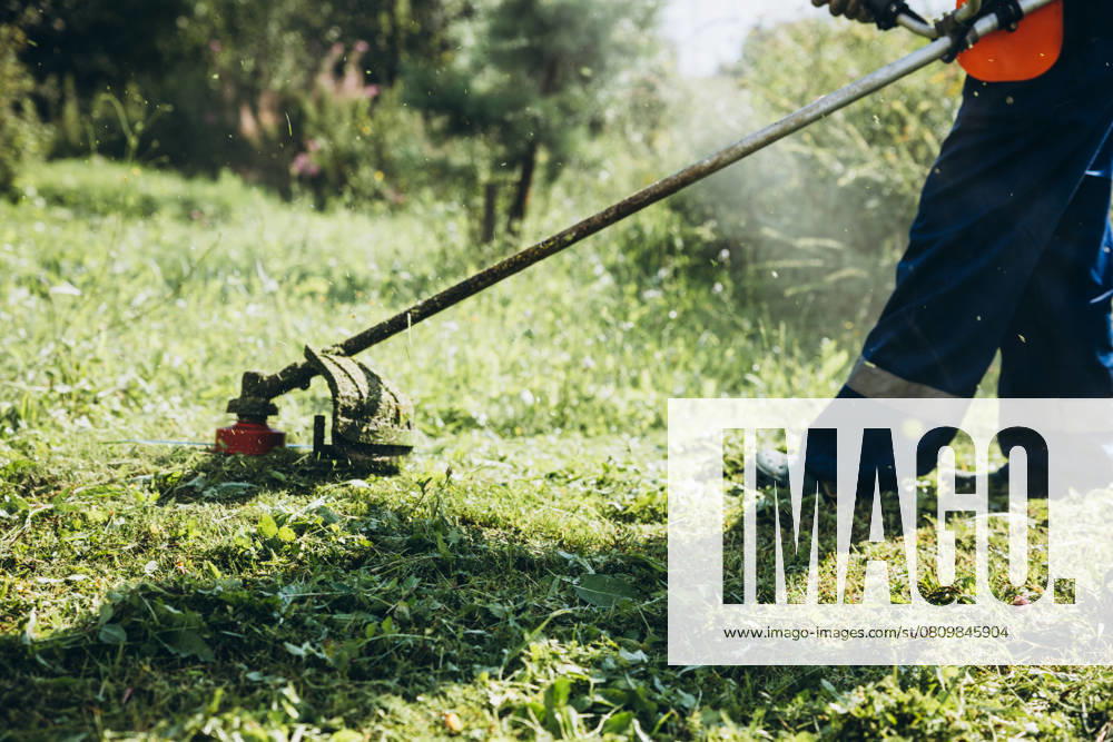 IMAGO Creative, Sommer, Sommertage im Garten Low section of man mowing grassy field in yard during sunset Moscow, Moscow, Russia R_ITUP250108-1622967-01 ,model released, Symbolfoto
