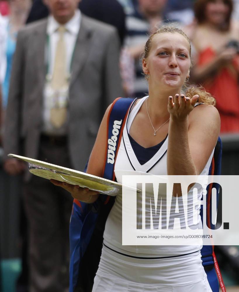 Wimbledon Championships 2011, AELTC,London, ITF Grand Slam Tennis Tournament . Damen Finale, Siegerehrung,, eine lächelnde Siegerin Petra Kvitova (CZE) wirft einen Handkuss in die Richtung ihrer Loge und verlässt den Platz mit der Siegerschale,Pokal ,Halbkörper,Hochformat, o0 Trophäe Objekte Wirtschaft Wilson