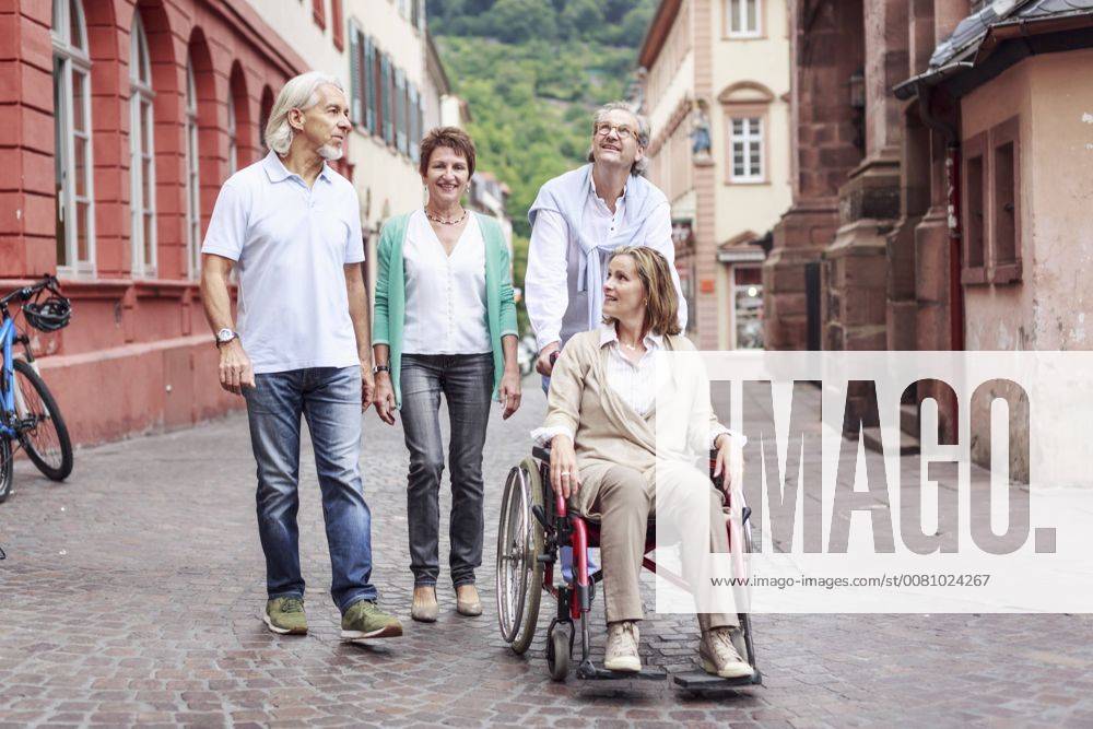 IMAGO Creative: Gesellschaft, Integration Germany, Heidelberg, senior friends with woman in wheelchair on city trip model released Symbolfoto PNPF00003