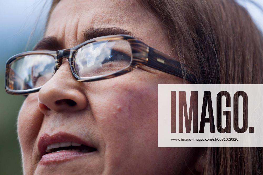 Nancy Morales (C), mother of former Venezuelan Mayor Daniel Ceballos, adresses the media outside the Bolivarian National Intelligence Service (Sebin) in Caracas, Venezuela, 27 November 2017. Relatives and sympathizers denounced that the former mayor of San Cristobal has been banned from visits in jail for 50 days. Ceballos sympathizers denounce imprisonment conditions !ACHTUNG: NUR REDAKTIONELLE NUTZUNG!