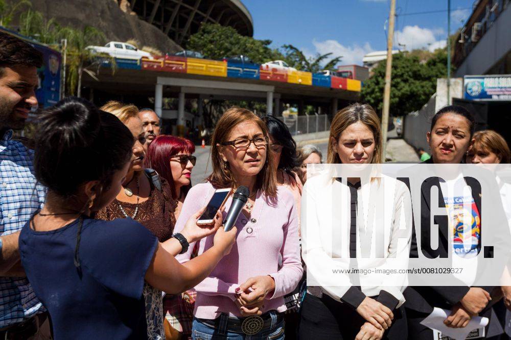 Nancy Morales (C), mother of former Venezuelan Mayor Daniel Ceballos, adresses the media outside the Bolivarian National Intelligence Service (Sebin) in Caracas, Venezuela, 27 November 2017. Relatives and sympathizers denounced that the former mayor of San Cristobal has been banned from visits in jail for 50 days. Ceballos sympathizers denounce imprisonment conditions !ACHTUNG: NUR REDAKTIONELLE NUTZUNG!