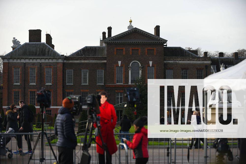 London, United Kingdom - Media and people gathered outside Kensington Palace for the announcement of Prince Harry s engagement with American Actress Meghan Merkle, in London on November 27, 2017. Tony Appleton, from Chelmsford, Essex, was standing close to the TV crews in full town crier regalia, with a self-made scroll proclaiming the engagement. London United Kingdom - ZUMAn230 20171127_zaa_n230_060