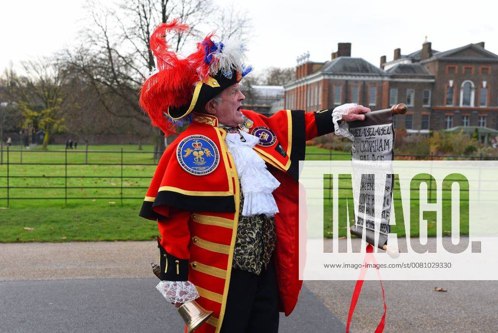 London, United Kingdom - Media and people gathered outside Kensington Palace for the announcement of Prince Harry s engagement with American Actress Meghan Merkle, in London on November 27, 2017. Tony Appleton, from Chelmsford, Essex, was standing close to the TV crews in full town crier regalia, with a self-made scroll proclaiming the engagement. London United Kingdom - ZUMAn230 20171127_zaa_n230_065