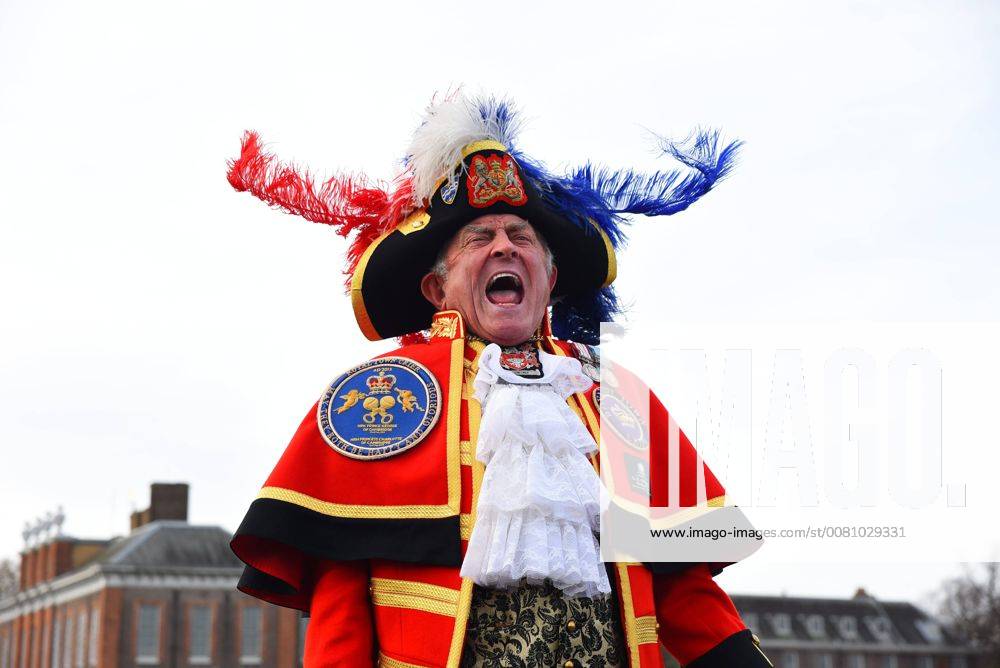 London, United Kingdom - Media and people gathered outside Kensington Palace for the announcement of Prince Harry s engagement with American Actress Meghan Merkle, in London on November 27, 2017. Tony Appleton, from Chelmsford, Essex, was standing close to the TV crews in full town crier regalia, with a self-made scroll proclaiming the engagement. London United Kingdom - ZUMAn230 20171127_zaa_n230_067