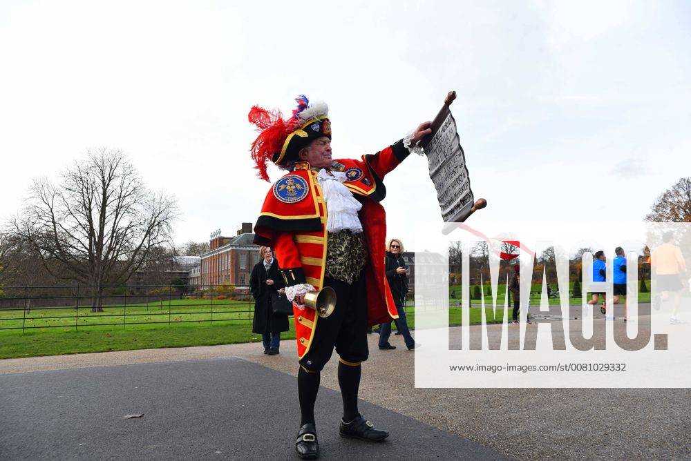 London, United Kingdom - Media and people gathered outside Kensington Palace for the announcement of Prince Harry s engagement with American Actress Meghan Merkle, in London on November 27, 2017. Tony Appleton, from Chelmsford, Essex, was standing close to the TV crews in full town crier regalia, with a self-made scroll proclaiming the engagement. London United Kingdom - ZUMAn230 20171127_zaa_n230_071