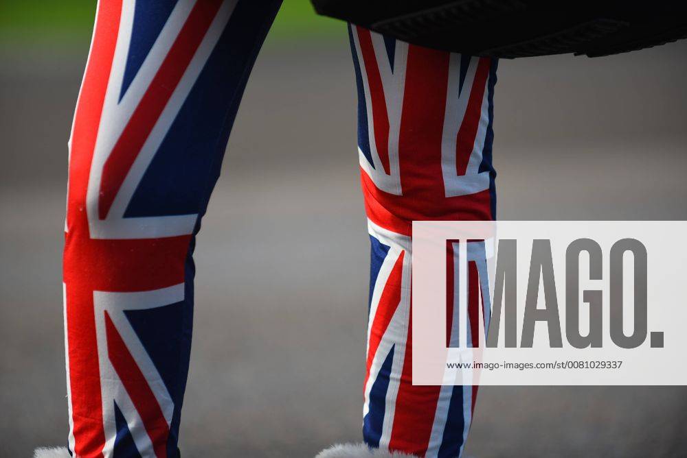 London, United Kingdom - Media and people gathered outside Kensington Palace for the announcement of Prince Harry s engagement with American Actress Meghan Merkle, in London on November 27, 2017. Tony Appleton, from Chelmsford, Essex, was standing close to the TV crews in full town crier regalia, with a self-made scroll proclaiming the engagement. London United Kingdom - ZUMAn230 20171127_zaa_n230_066
